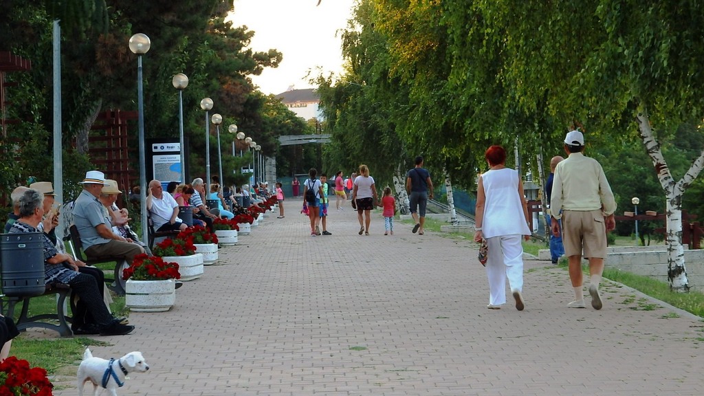 Odihna si relaxare in parcul de pe faleza lacului Techirghiol