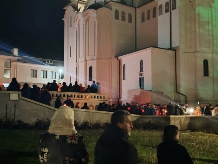 Lumina Învierii, la Techirghiol: Noaptea Sfântă de Paște la Mănăstirea „Sfânta Maria”